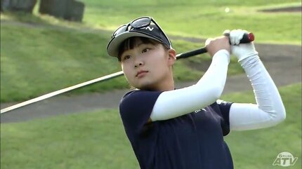 卒業式終わりも袴姿でスイング！ドライバーショットで260ヤード！ 12歳