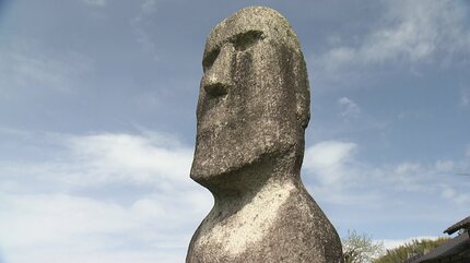 巨大なモアイ像と「クセつよ」店内POPの謎 「街なかのハテナ」を