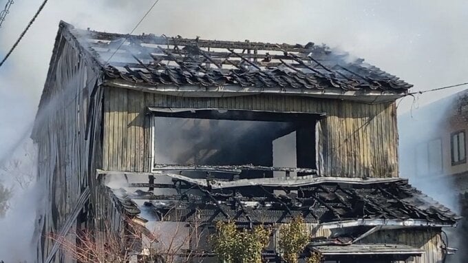 火元は1階の居間か？火事があった住宅街で実況見分　75歳女性が顔などに重傷　隣接する住宅の一部も焼く　富山・射水市　|　富山のニュース｜天気・防災｜チューリップテレビ