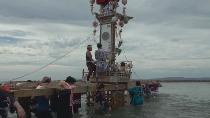 4年ぶりにキリコが海中乱舞  大漁祈願し沖波大漁祭り　|　石川県のニュース｜MRO北陸放送