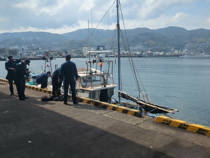 【続報】静岡県伊東市沖で漁船同士が衝突、1隻が転覆 90代男性が意識がもうろうとした状態でドクターヘリで病院に搬送される|TBS NEWS DIG