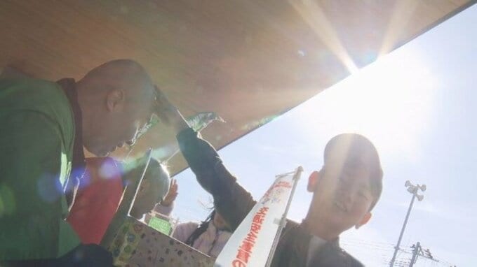 「毛がない」ツルツル頭で児童の交通事故ゼロへ　「けがない」ように…　「クリリンみたい」まるで“太陽拳”？　ツル多はげます会の会員たちが朝日に照らされ輝く“自慢の頭”で交通安全を呼びかけ|TBS NEWS DIG