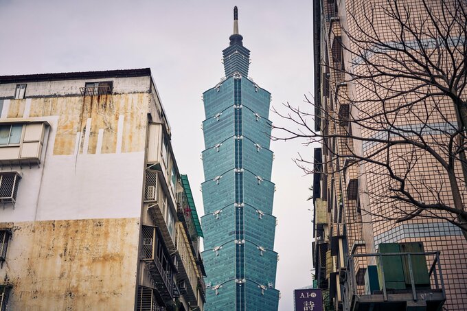 台湾の主要株価指数が最高値更新、AIテーマ買い戻る－TSMC上昇