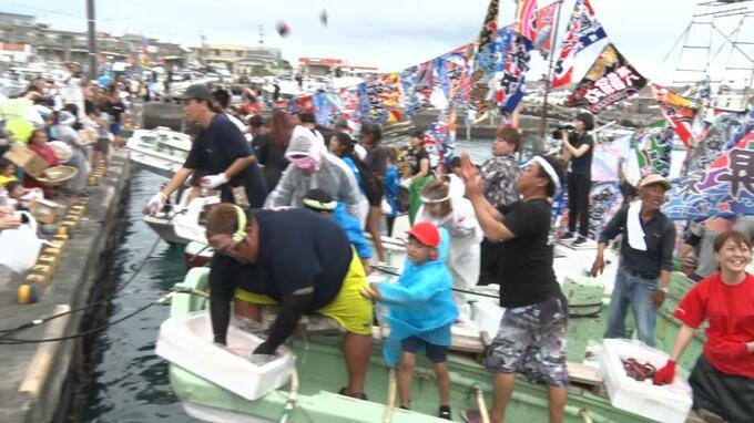 カツオの切り身が宙を舞う　宮古・佐良浜海神祭　　|　沖縄のニュース｜RBC 琉球放送