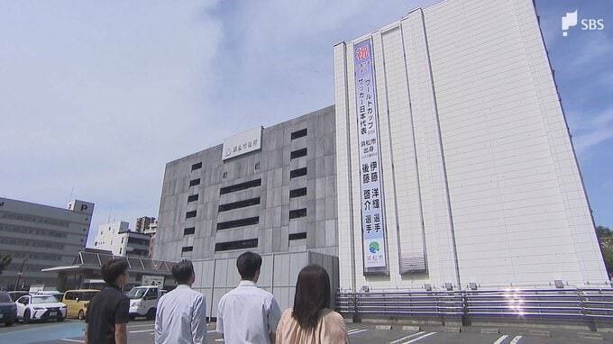 サッカーW杯日本代表に浜松出身の伊藤洋輝選手と後藤啓介選手 市役所に選出祝う懸垂幕＝浜松市|TBS NEWS DIG