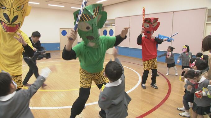 「青鬼と赤鬼倒せた」手作りお面をつけて豆まき 鬼役はお父さん 金沢市内の幼稚園　|　石川県のニュース｜MRO北陸放送