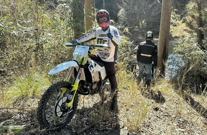 【 大鶴義丹 】 「芝居に入る前に少しだけバイクに乗りました」　オフロードバイクで森林浴|TBS NEWS DIG