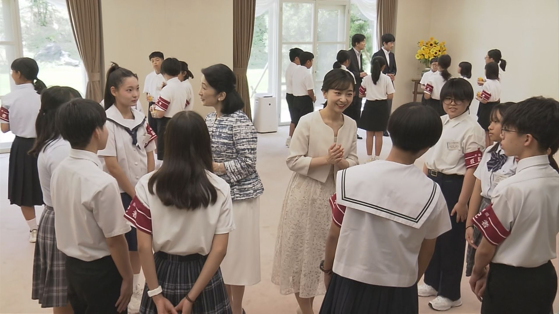 秋篠宮ご一家 沖縄「豆記者」と懇談 最後は全員“ハイタッチ”でお見送り