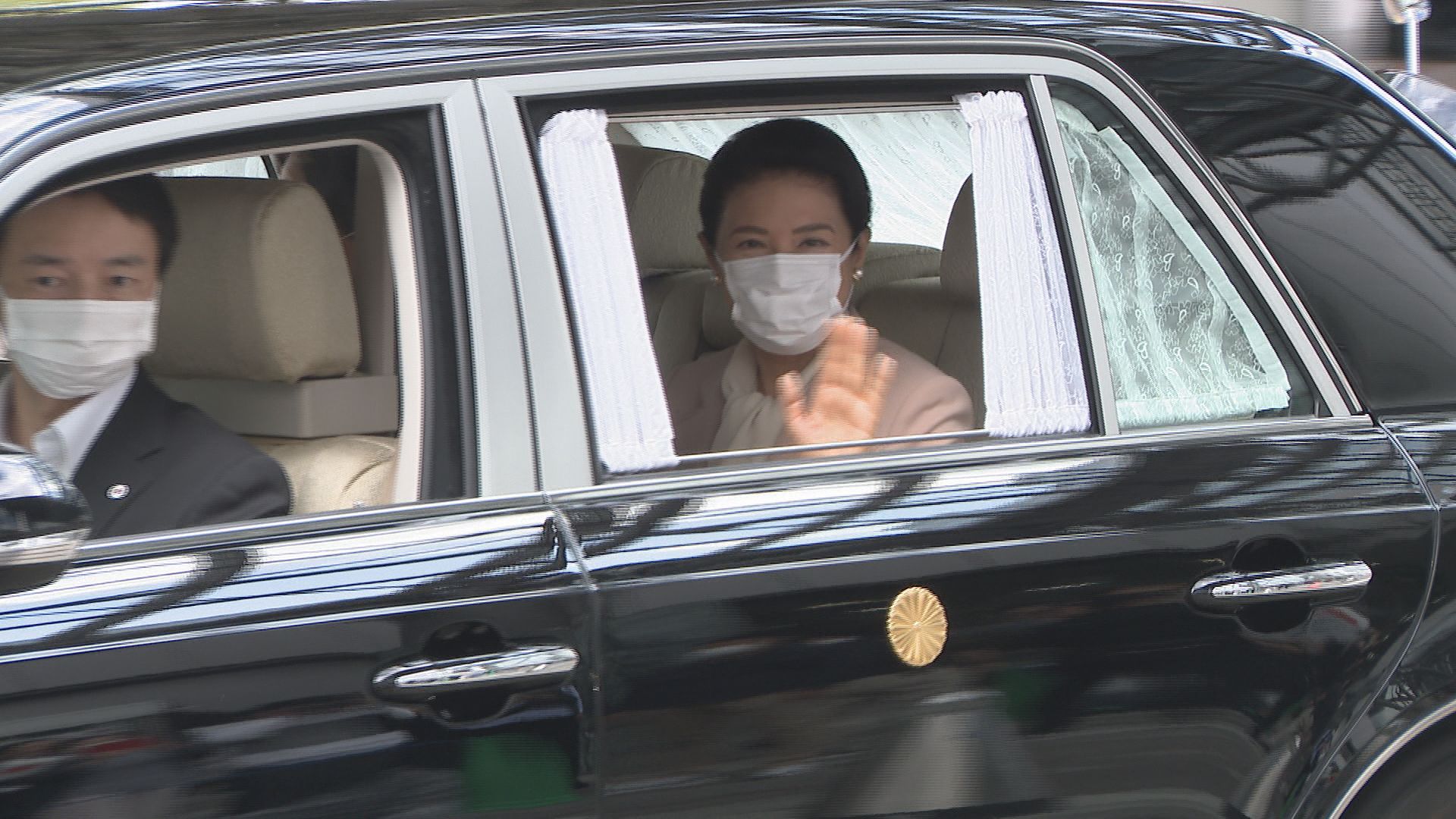 皇陛★ 約2万人が沿道で歓迎「すごく美しくてオーラが…」天皇皇后両陛下の訪問