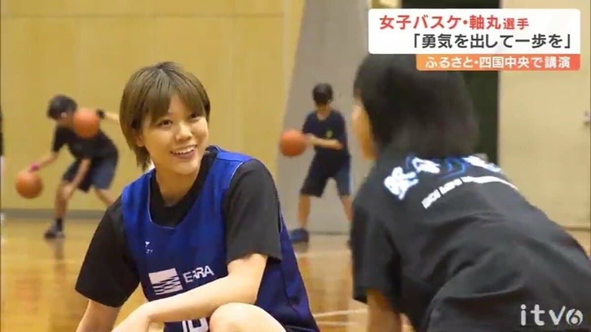 Wリーグ元東京羽田ビッキーズ軸丸選手サイン入りウォームアップパンツ