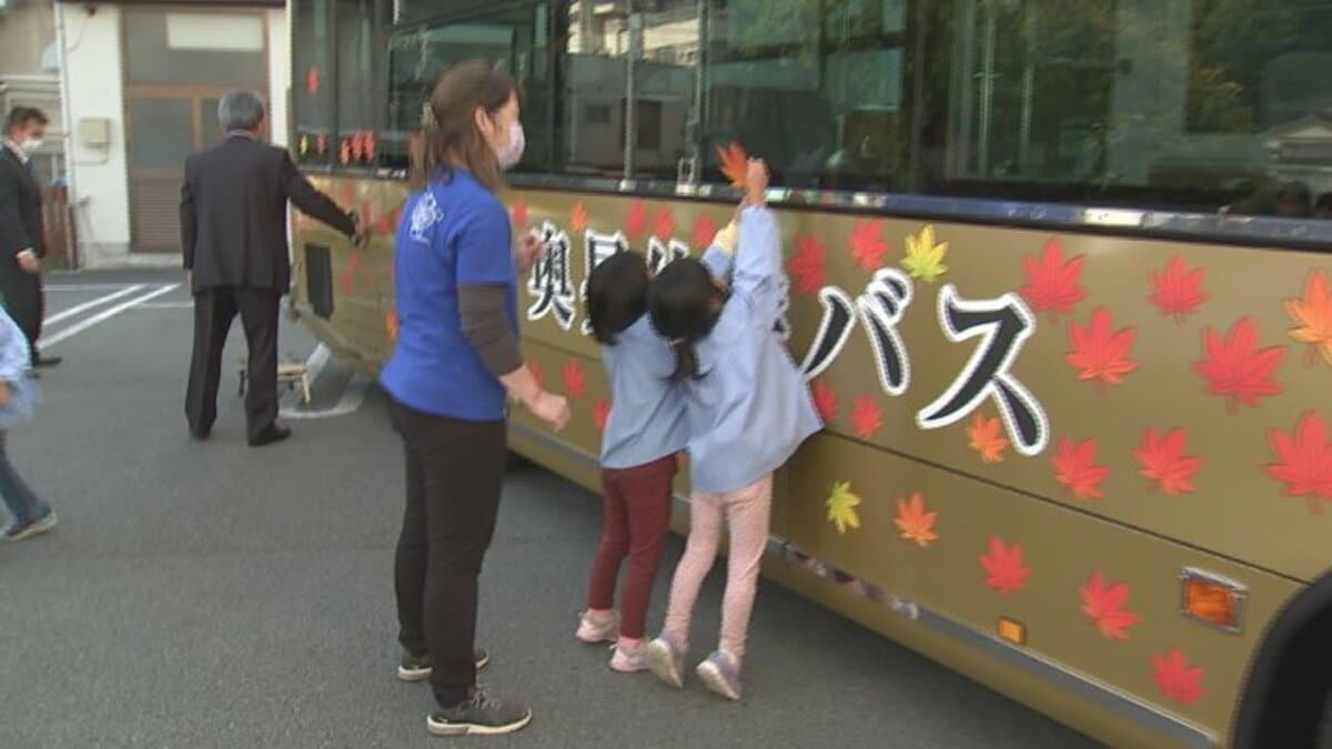 楽しいバスに仕上がった」山梨交通が昇仙峡を巡る天窓付きのバスを導入