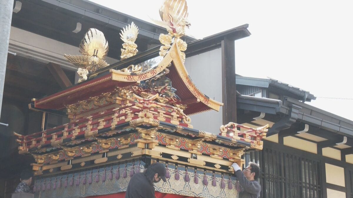 「春の高山祭」に向け屋台の飾り付け「屋台やわい」始まる 4月14日と15日の当日には豪華絢爛な屋台が 岐阜・高山市