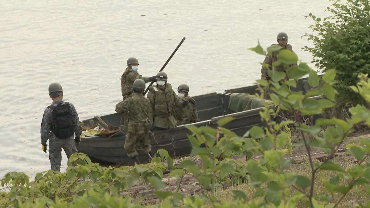 自衛隊機墜落  機体の一部や隊員のヘルメットが見つかる  男性隊員2人の捜索活動続く 愛知･犬山市の入鹿池