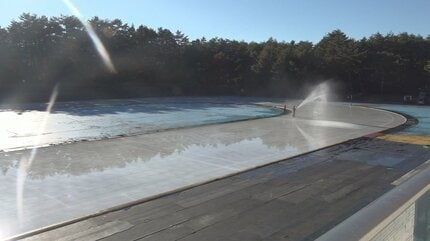 27日にオープン予定 スタッフがホースで水を撒きスケートリンクづくり