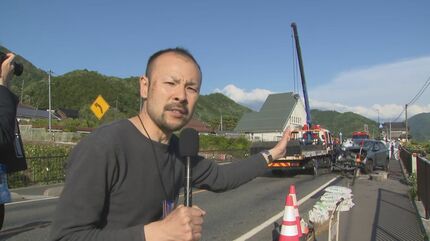 国道でミキサー車と乗用車が正面衝突…ミキサー車が畑に転落、乗用車は