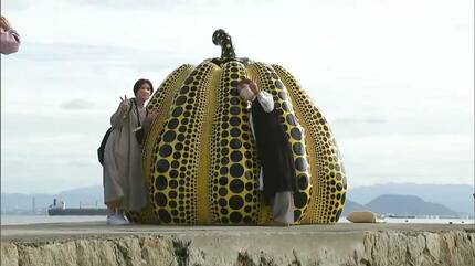 台風で流された草間彌生さんの作品 1年ぶりに復元された直島の黄色い