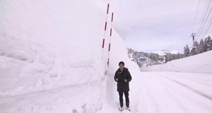 積雪4メートル超 石川・福井県境の豪雪地帯「道路わきに雪の壁