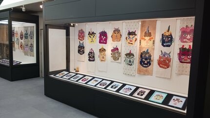 あなたの顔に似た鬼を探してみて」手縫いで作った鬼の顔の布絵を集めた