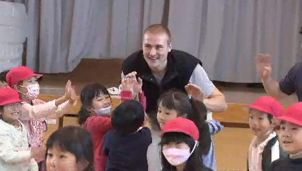 「だるまさんがころんだ」も一緒に　スウェーデンからの交換留学生が子どもたちと日本の遊びで交流　（長野）|TBS NEWS DIG