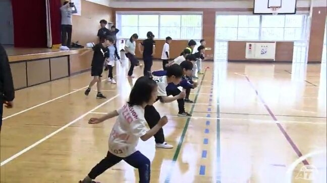 速く走るこつを“町長が伝授” 運動会シーズンを前に走り方教室を開催 青森県深浦町|TBS NEWS DIG