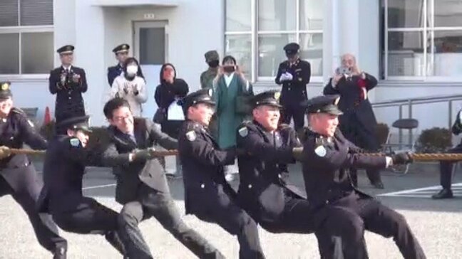 「父さん母さん今まで育ててくれてありがとう」自衛隊で「二十歳の集い」 重さ9.6トンの"155ミリ榴弾砲"を綱引き 愛媛県・松山駐屯地|TBS NEWS DIG