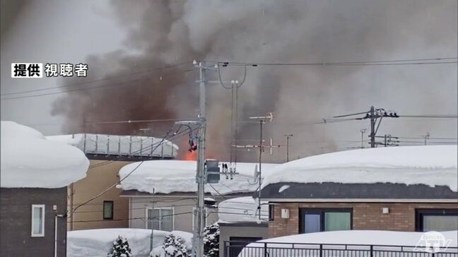 青森市　住宅街から火柱　アパート・住宅焼けて消火活動中　2人搬送|TBS NEWS DIG