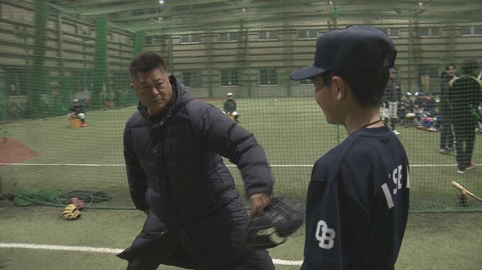 西武・ソフトバンクの日本一支えた" 優勝請負人"の名捕手・細川亨氏（現ソフバンコーチ）が「野球教室」　母校・青森大学で小学生を指導　|　青森のニュース│ATV NEWS│青森テレビ