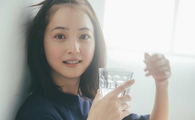 【 佐々木希 】　”気まずいほど佐々木希と目が合いすぎる”　「日めくりカレンダー」のオフショットを大量公開|TBS NEWS DIG