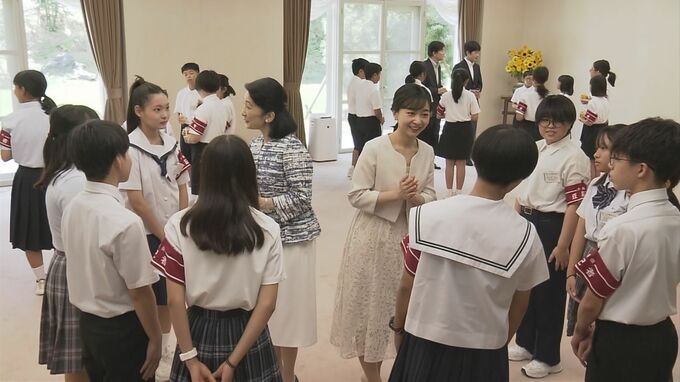 秋篠宮ご一家 沖縄「豆記者」と懇談　最後は全員“ハイタッチ”でお見送り　悠仁さまは高校時代の修学旅行話も|TBS NEWS DIG