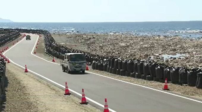 「隆起した海岸に仮の道路を整備」4か月ぶりに国道249号通行再開　|　石川県のニュース｜MRO北陸放送