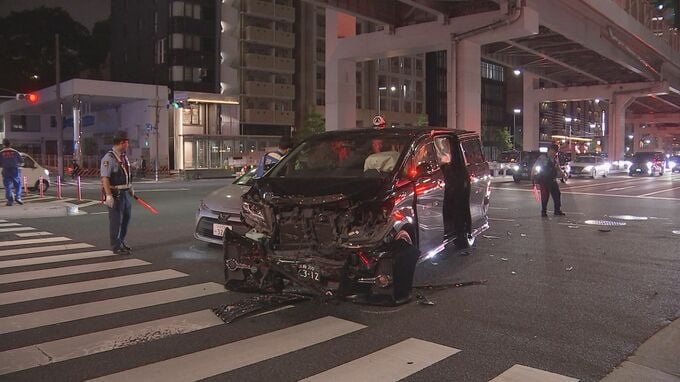 タクシーのエアバッグが…　東京・港区六本木の交差点でタクシーと乗用車の事故　4人がけがをして病院に搬送も命に別状なし|TBS NEWS DIG
