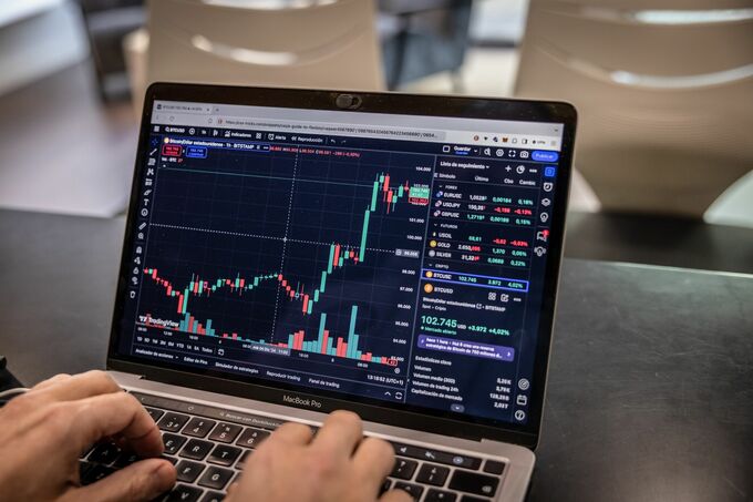 ビットコイン、最高値から下げる－大幅下落に備え既にヘッジの動き