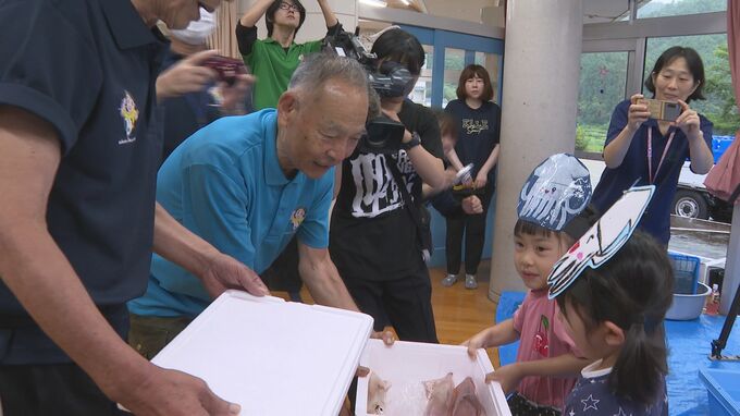 イカに水をかけられてびっくり　園児に男命いかプレゼント　山口・萩|TBS NEWS DIG