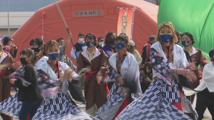 力強い踊りを披露　「よさこい祭り」　ショッピングセンターが、地域の人たちに発表の場を提供　|　山梨のニュース | ＵＴＹテレビ山梨