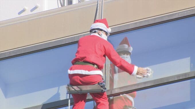 「明るい気分になれた」駅ビルに窓ふきサンタ現る　高さ23ｍで96枚のガラスを拭き上げる　山梨・甲府駅　|　山梨のニュース | ＵＴＹテレビ山梨