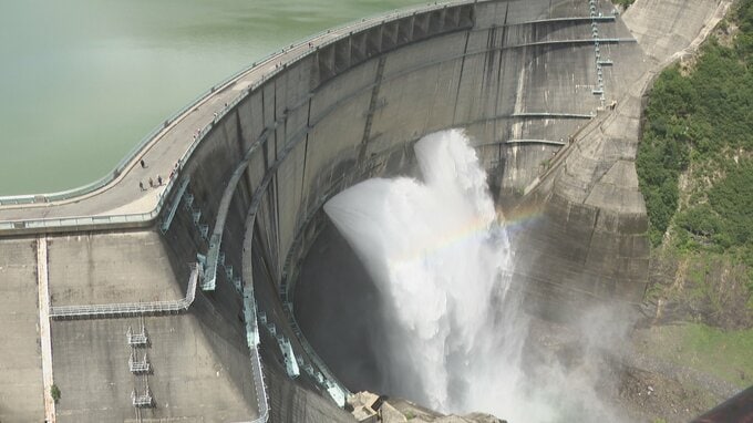 「虹出てた、にじー！」壁面の高さ日本一の黒部ダム　観光シーズンにあわせ毎秒15トンの水を放出　富山　|　富山のニュース｜天気・防災｜チューリップテレビ