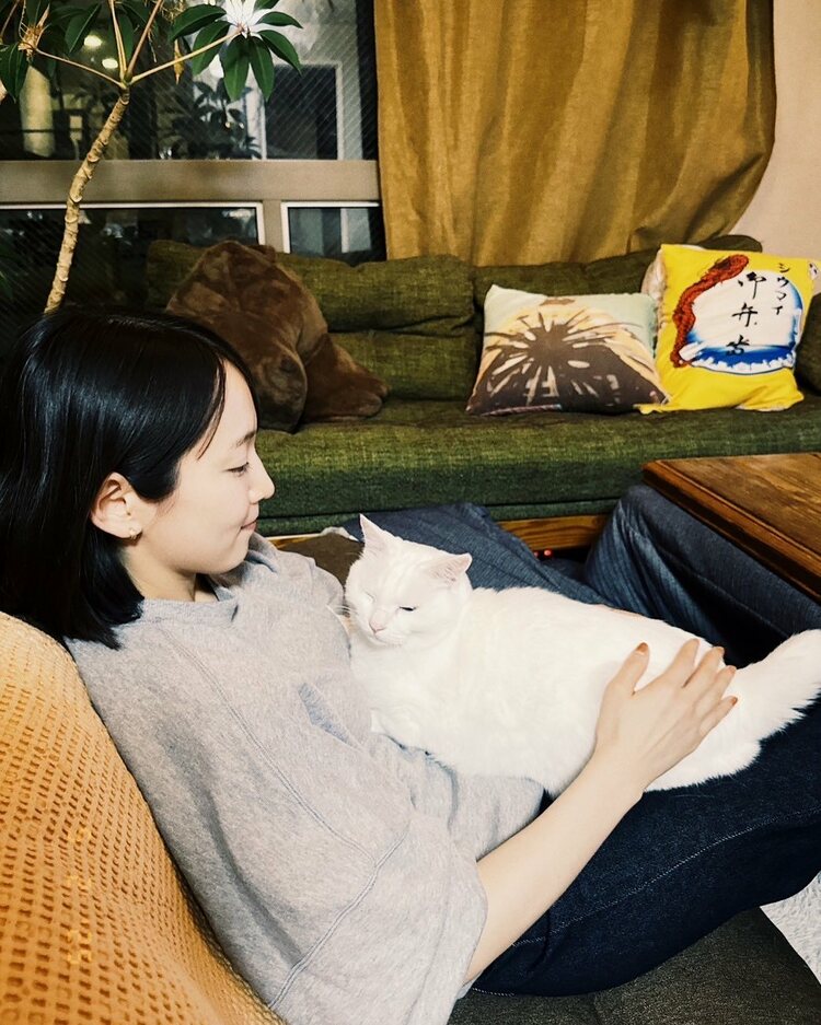 吉岡里帆】「なんという可愛さ」白猫とたわむれるオフショットを公開