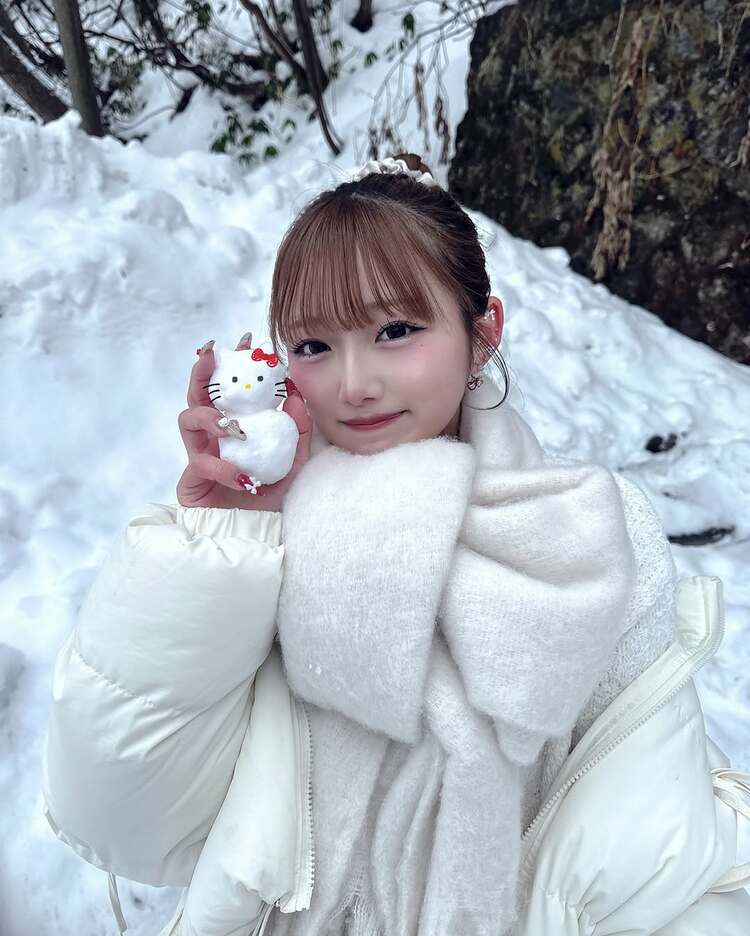 辻希美・長女】希空さん 雪国・草津温泉で美脚ニーハイブーツ