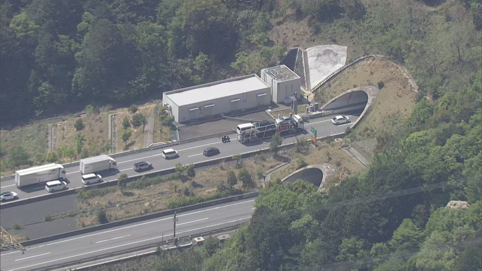 新東名のトンネル内で車8台が絡む事故　東海地方の高速道路で事故相次ぐ　最大11連休のGW初日　十分な車間距離を