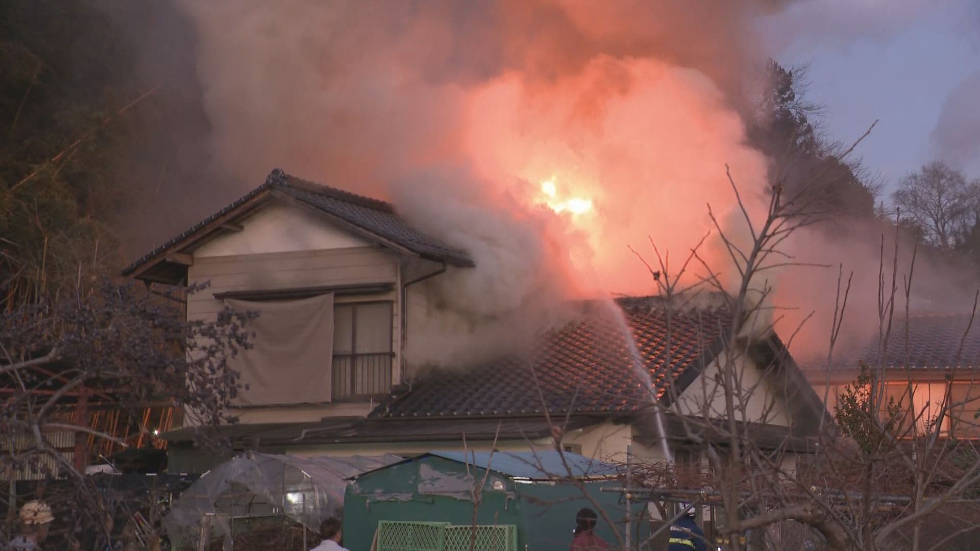 飯田市で住宅1棟を全焼 家人は逃げて無事 風呂を沸かすボイラーの煙突