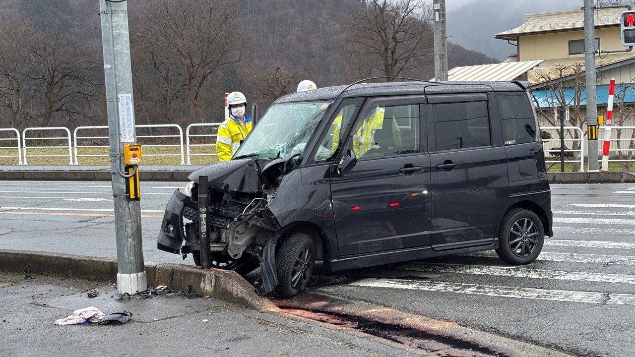 乗用車が直進して電柱に衝突か 50～60代の男性が心肺停止（山形・東根