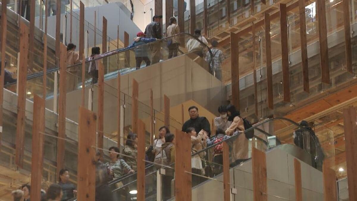 雨の「文化の日」は屋内で“芸術の秋” ガラス美術館に2倍の来館者