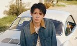 【 Number_i・岸優太 】　撮影時のオフショットを公開　芝生で読書、クラシックカーと共に…季節感あふれるスタイリングを披露|TBS NEWS DIG