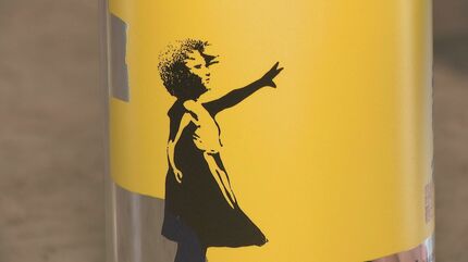 覆面アーティスト・バンクシー×老舗酒蔵 700本限定コラボ日本酒 | 石川