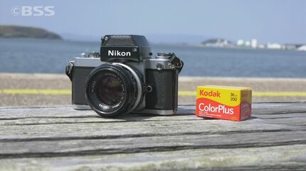 エモい！スマホ全盛の時代ですが…若者を魅了するフィルムカメラ