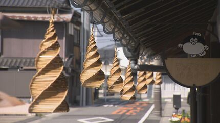 初夏の風物詩に」蛍の名所一の坂川周辺 軒先に“蛍かご”飾る | 山口の