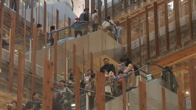 雨の「文化の日」は屋内で“芸術の秋”　ガラス美術館に２倍の来館者　「ガラスそのものの陰影が楽しい」　富山|TBS NEWS DIG