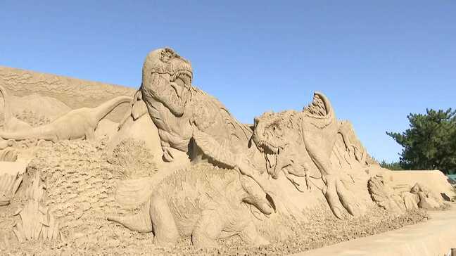 今年のテーマは「恐竜」 砂と水だけで作られた巨大な彫刻展はじまる 福岡県芦屋町|TBS NEWS DIG