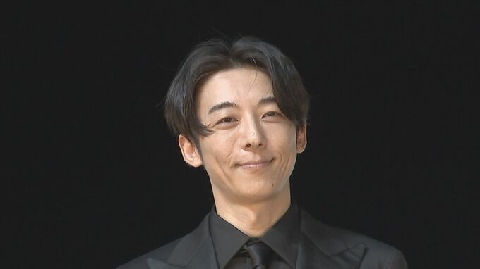 【高橋一生】　大井競馬場に「一生さ〜ん」の黄色い歓声響く　ファンに手を振り颯爽と登場|TBS NEWS DIG