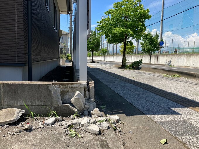 あわや大惨事…路線バスが街路樹に衝突　はずみで駐車場の車とアパートに突っ込む　福島|TBS NEWS DIG